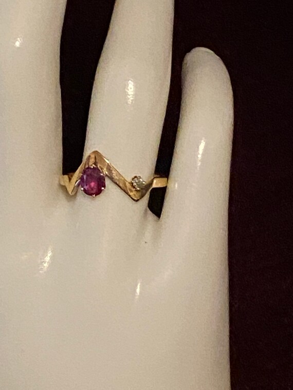 14K Yellow Gold Zigzag Chevron Ruby Ring with Acc… - image 5