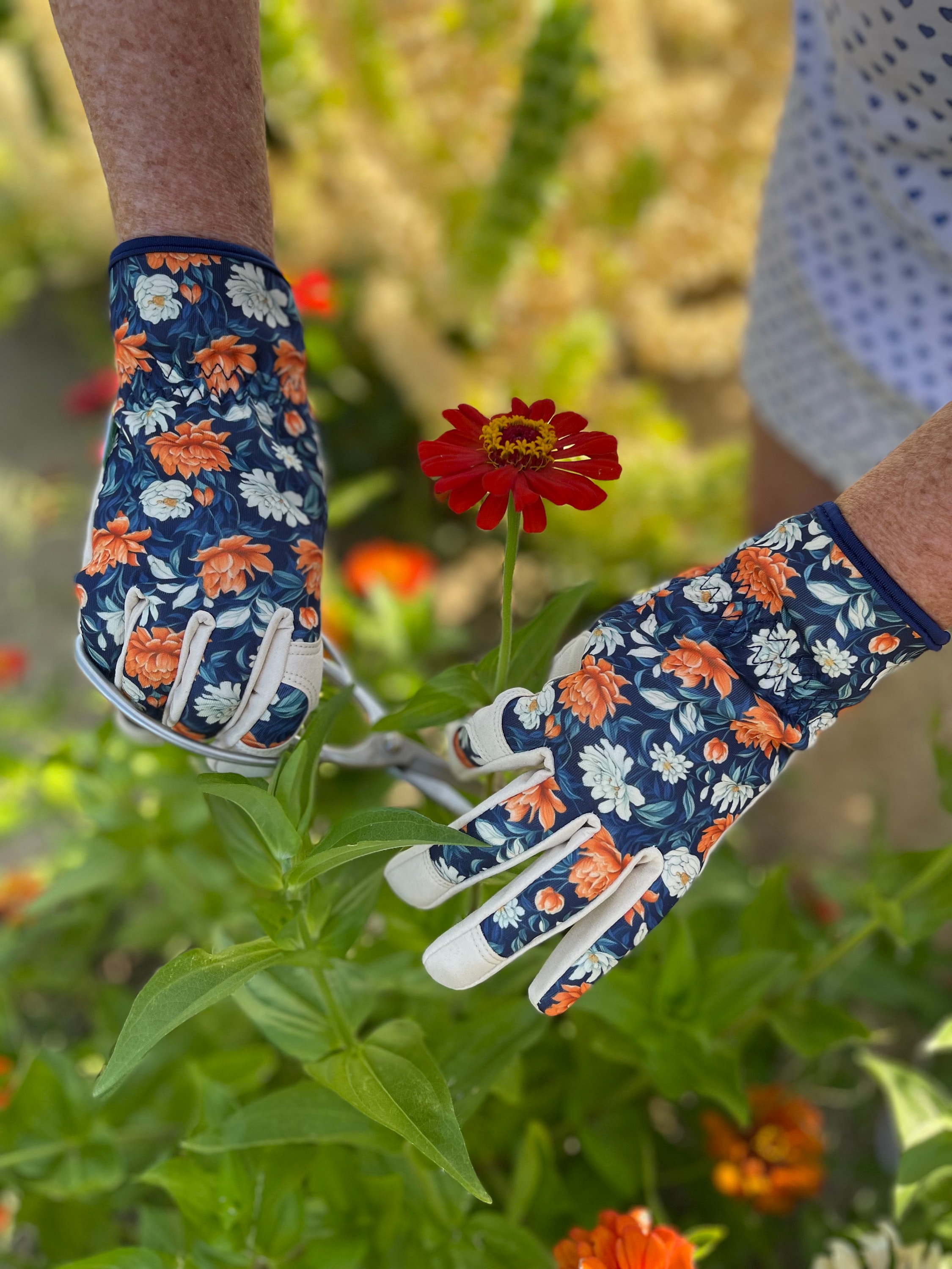 Floral outlet rubber gloves