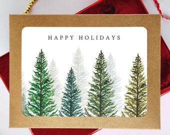 Può includere: Un biglietto marrone con un inserto bianco che presenta un'illustrazione ad acquerello di una fila di pini verdi. Il testo "Happy Holidays" è stampato in nero nella parte superiore del biglietto.
