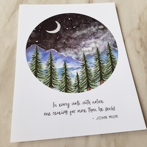 Puede incluir: Una pintura de acuarela de un cielo nocturno con una luna creciente, estrellas y una galaxia sobre un bosque de pinos. La cita "In every walk with nature one receives far more than he seeks - JOHN MUIR" est&aacute; escrita debajo de la imagen.