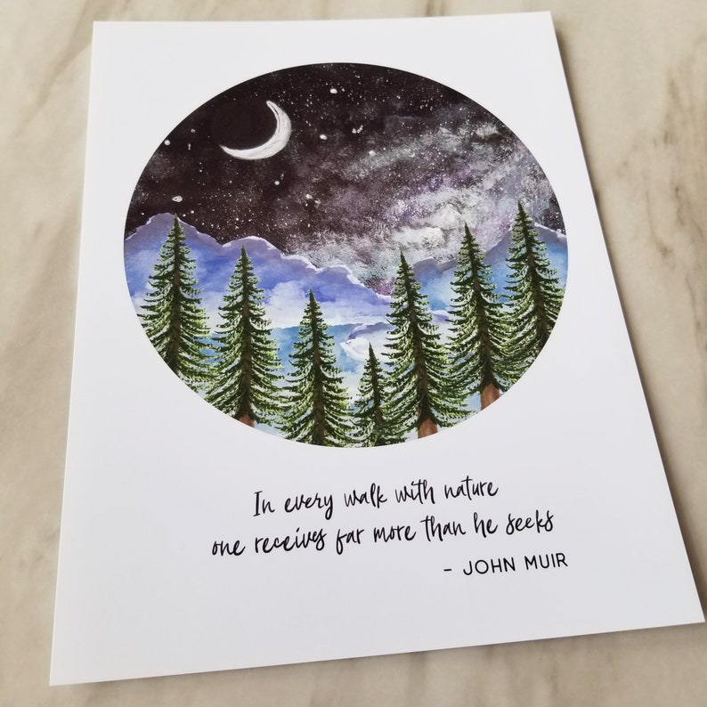 Puede incluir: Una pintura de acuarela de un cielo nocturno con una luna creciente, estrellas y una galaxia sobre un bosque de pinos. La cita "In every walk with nature one receives far more than he seeks - JOHN MUIR" est&aacute; escrita debajo de la imagen.