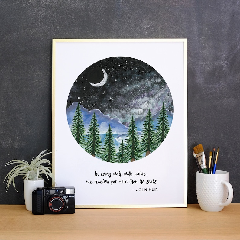 Puede incluir: Una pintura de acuarela de un cielo nocturno con una luna creciente y estrellas sobre un bosque de pinos. La cita "In every walk with nature one receives far more than he seeks - JOHN MUIR" est&aacute; impresa debajo de la imagen.