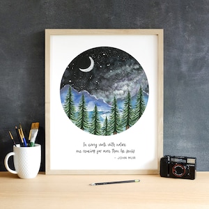 Puede incluir: Una impresi&oacute;n enmarcada con una ilustraci&oacute;n de acuarela de un cielo nocturno con una luna creciente y estrellas sobre un bosque de pinos. La cita "In every walk with nature one receives far more than he seeks - JOHN MUIR" est&aacute; impresa debajo de la ilustraci&oacute;n.