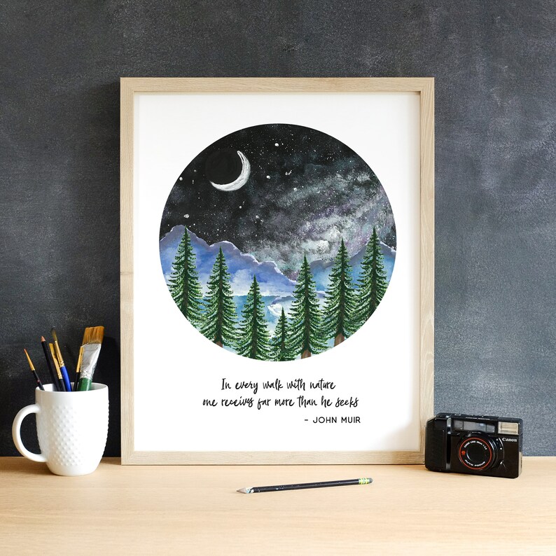 Puede incluir: Una impresi&oacute;n enmarcada con una ilustraci&oacute;n de acuarela de un cielo nocturno con una luna creciente y estrellas sobre un bosque de pinos. La cita "In every walk with nature one receives far more than he seeks - JOHN MUIR" est&aacute; impresa debajo de la ilustraci&oacute;n.