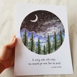Puede incluir: Una pintura de acuarela de un cielo nocturno con una luna creciente, estrellas y una cordillera con pinos en primer plano. La cita "In every walk with nature one receives far more than he seeks - JOHN MUIR" est&aacute; impresa debajo de la imagen.