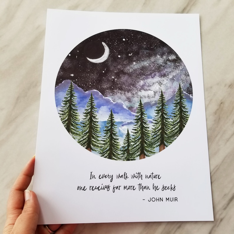 Puede incluir: Una pintura de acuarela de un cielo nocturno con una luna creciente y estrellas sobre un bosque de pinos. La cita "In every walk with nature one receives far more than he seeks - JOHN MUIR" est&aacute; impresa debajo de la imagen.