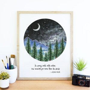 Puede incluir: Una pintura de acuarela de un cielo nocturno con una luna creciente, estrellas y una cordillera con pinos. La cita "En cada paseo por la naturaleza uno recibe mucho m&aacute;s de lo que busca - John Muir" est&aacute; impresa debajo de la imagen.