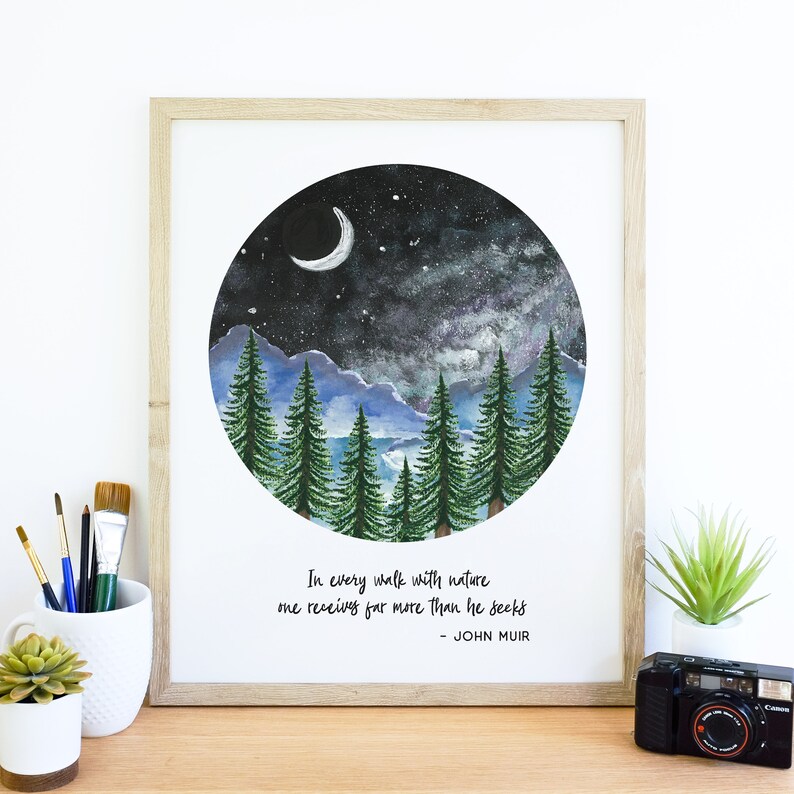 Puede incluir: Una pintura de acuarela de un cielo nocturno con una luna creciente, estrellas y una cordillera con pinos. La cita "En cada paseo por la naturaleza uno recibe mucho m&aacute;s de lo que busca - John Muir" est&aacute; impresa debajo de la imagen.