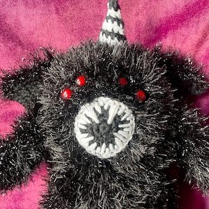 Haak Monster Pluche Speelgoed - Enge Tanden Buddy met Sprankelende Zwarte Vacht