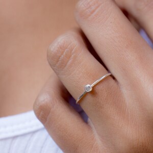Anillo de labradorita arcoíris delicado ~ Piedra redonda facetada ~ Gema ~ Plata de ley ~ Solitario ~ Minimalista ~ Piedra natal de febrero ~ MR034