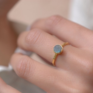Anillo de labradorita arcoíris ~ Piedra preciosa ~ Redonda ~ Apilable ~ Natural ~ Bañado en oro de 18 k ~ Joyería ~ Hecho a mano ~ Piedra natal de febrero MR102