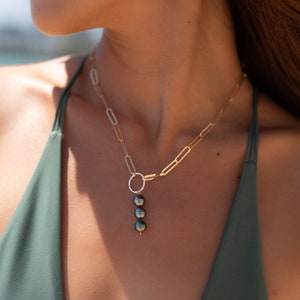 Collana con 3 perle di Tahiti ~ Placcata in oro o argento sterling ~ Delicata collana in oro ~ Cerchio martellato ~ Minimalista ~ Delicata ~ A strati MN063