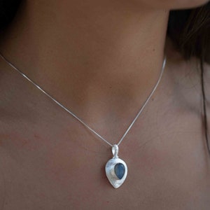 Labradorita, calcedonia aguamarina, cuarzo rosa, piedra lunar ~ Lágrima ~ Plata esterlina ~ Charm ~ En capas ~ minimalista ~ delicado MN185 Labradorite