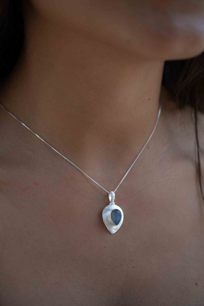 Labradorita, calcedonia aguamarina, cuarzo rosa, piedra lunar ~ Lágrima ~ Plata esterlina ~ Charm ~ En capas ~ minimalista ~ delicado MN185 Labradorite