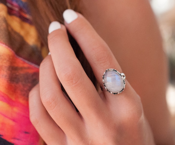 Anello con pietra di luna arcobaleno, anello quadrato in argento Anello con pietra di luna arcobaleno, anello quadrato in argento