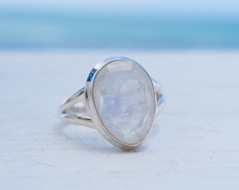 Moonstone Ring ~ Sterling Silver 925 ~ Handmade ~ Gemstone ~ Statement ~ Everyday ~  Oval stone ~ Hippie ~Bohemian~June Birthstone~ MR276