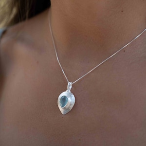 Labradorita, calcedonia aguamarina, cuarzo rosa, piedra lunar ~ Lágrima ~ Plata esterlina ~ Charm ~ En capas ~ minimalista ~ delicado MN185 Aqua Chalcedony
