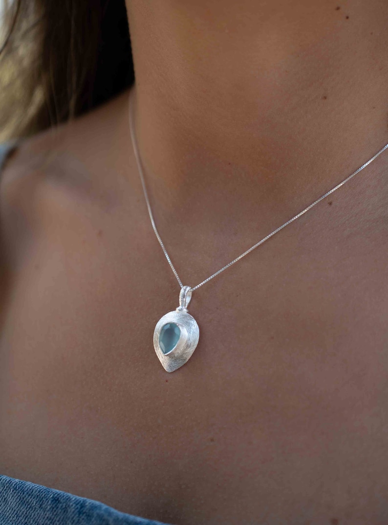 Labradorita, calcedonia aguamarina, cuarzo rosa, piedra lunar ~ Lágrima ~ Plata esterlina ~ Charm ~ En capas ~ minimalista ~ delicado MN185 Aqua Chalcedony