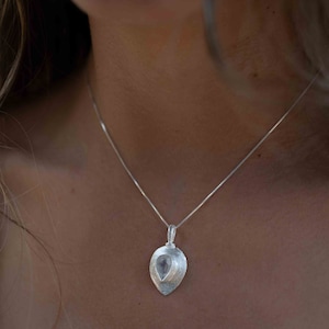 Labradorita, calcedonia aguamarina, cuarzo rosa, piedra lunar ~ Lágrima ~ Plata esterlina ~ Charm ~ En capas ~ minimalista ~ delicado MN185 Moonstone