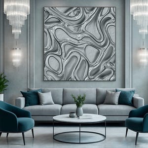 Op de afbeelding: Een modern woonkamerinterieur met een grijze bank, twee teal fauteuils, een ronde salontafel en een groot abstract wandkunstwerk met een zilver en grijs swirl-patroon.
