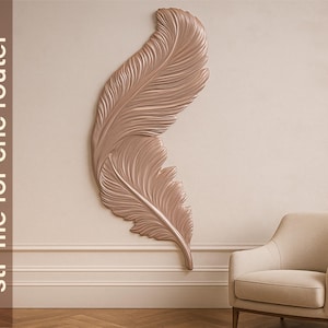 Könnte beinhalten: Eine große, detaillierte Feder-Basrelief-Skulptur in einem weichen, gedämpften Rosaton ist an einer hellbeigen Wand angebracht. Das Bild enthält den Text "Feather basrelief art stl file for cnc router". Ein cremefarbener Sessel steht in der Nähe.