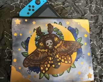 Deaths Head Hawkmoth Tablet Bag
