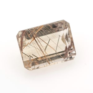 Rechthoekige natuurlijke rutielkwarts van 14,74 ct.