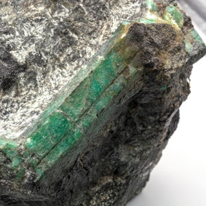 Grote natuurlijke smaragd van 11,3 kilogram met matrix van mica en kwarts.