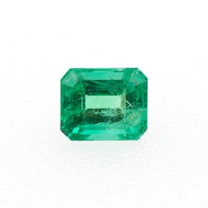 Esmeralda natural de 0,67 ct. - Medidas: 5,65 x 4,75 x 3,50 mm. - Talla rectangular - Origen Brasil.
