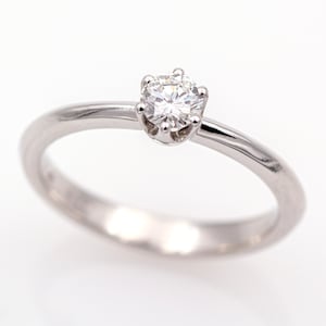 18k/750 white gold solitaire ring with 0.26 ct brilliant-cut diamond.