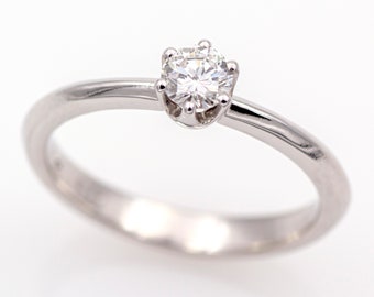 18k/750 white gold solitaire ring with 0.26 ct brilliant-cut diamond.
