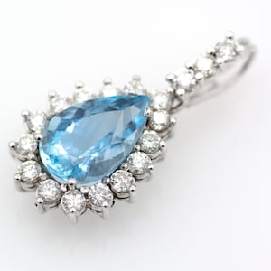 18k/750 white gold pendant with 7 ct. aquamarine and 1.44 ct. diamonds. - Jewel certified by the Spanish Gemological Institute.