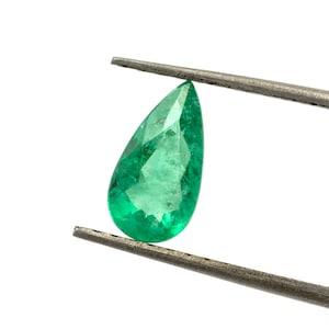 Natural emerald of 0.46 ct. - Measurements: 7.96 x 4.25 x 2.53 mm. - Pear size - Origin Brazil.
