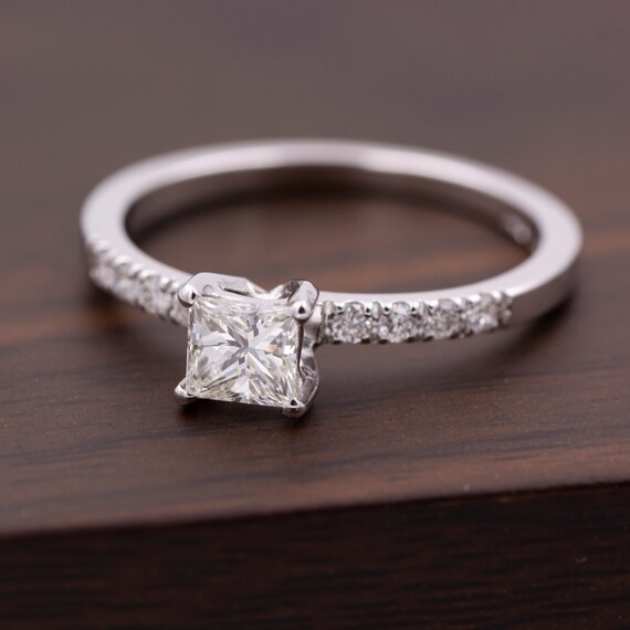18k 750 White Gold Ring With HRD Jewellery Report. Princess