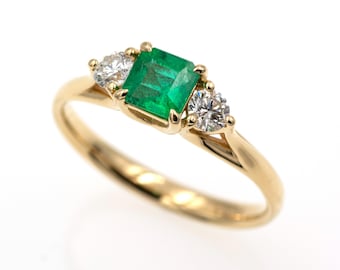 18k/750 yellow gold ring with 0.55 ct. emerald and 0.26 ct. diamonds.
