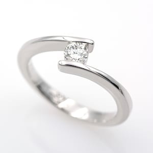 18k/750 white gold solitaire ring with 0.24 ct brilliant-cut diamond.