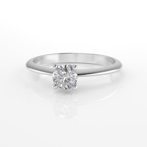 Custom made 18K gold solitaire ring with IGI certified natural diamond. Diamond quality H/SI1.