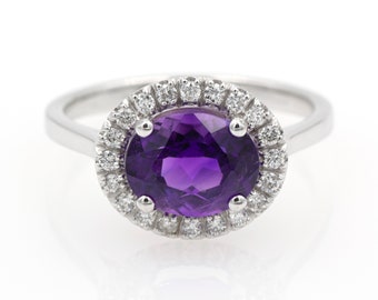 18k/750 white gold ring.  - Deep purple amethyst of 1.90 ct. - Natural diamonds: 0.24 ct.