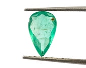 Natural emerald of 0.39 ct. - Measurements 7.37 x 4.49 x 2.11 mm. - Pear cut. - Origin Brazil.