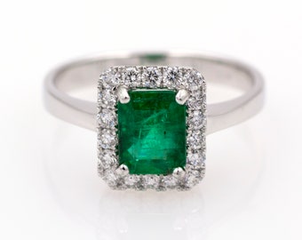 18k/750 white gold ring with a 1.35 ct emerald and 0.40 ct diamonds, HRD jewelry report.