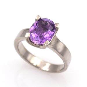 925 silver ring. - Natural purple amethyst of 2.40 ct. - Size 6 1/2 (US).