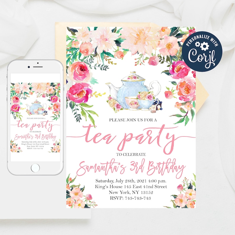Pu&ograve; includere: Un invito a un tea party rosa e bianco con accenti floreali. L'invito presenta una teiera e tazze da t&egrave; con un design floreale. Il testo recita "Si prega di unirsi a noi per un tea party per celebrare il 3&deg; compleanno di Samantha".