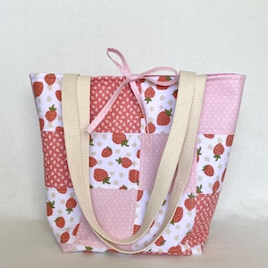 Sac à main rose fraises et patchwork en coton matelassé floral avec poche intérieure et liens à nouer