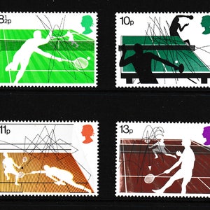 GB 1977 Racket Sports conjunto de quatro selos novos emitidos pelo Royal Mail. Ideal para colecionadores de selos britânicos.