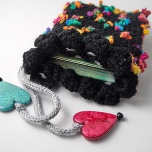 Bolso negro Oracle - So Romantic: bolso de punto Oracle con cordones y cuentas de corazón de color azul y rosa