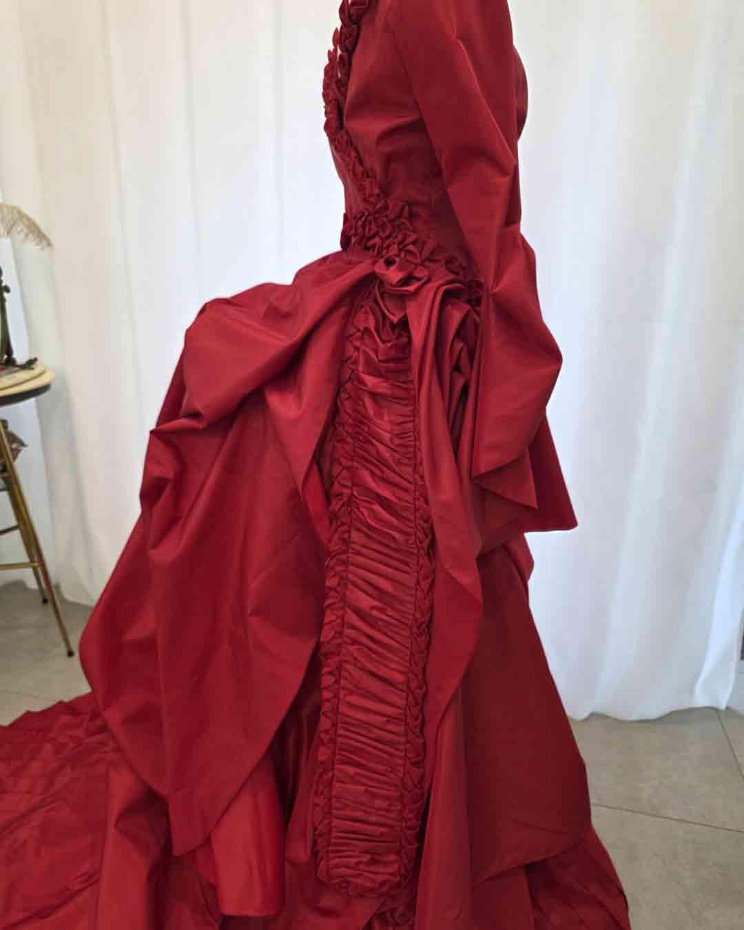 bram stoker's dracula red dress Mina Harker's red dress from "Bram Stoker's Dracula" (1992), created by Eiko Ishioka On my "it's just a red dress" post, I had multiple inquiries as to where this dress was