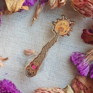 BAGUETTE DE SORCIÈRE. Épingle en émail dur. Épingle de sorcière. Épinglette automne en émail. Jeu d'épingles. accessoires tendance. Broche. Mini épingles. Théière. Thé.