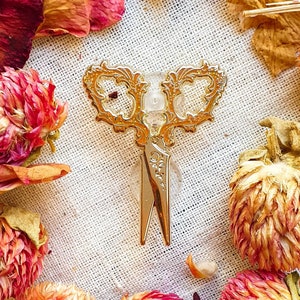 CISEAUX DORÉS. Épingle en émail dur. Épingle de sorcière. Épinglette automne en émail. Jeu d'épingles. accessoires tendance. Broche. Mini épingles. Théière. Thé.
