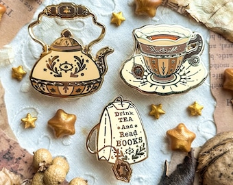 BOOKISH TEA SET mini emaille pinnen. Harde emaille pin. heksenspeld. Theepot, theekopje, theefilter emaille pinnen. Broche. Donkere academische wereld.