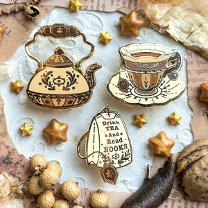 BOOKISH TEA SET mini alfileres de esmalte. Pasador de esmalte duro. alfiler de bruja. Tetera, taza de té, alfileres esmaltados con filtro de té. Broche. Academia oscura. imagen 1